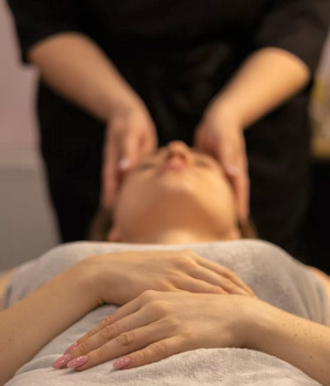 Persoon die een Bowen therapie sessie ondergaat