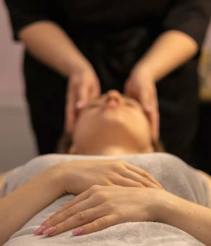 Persoon die een Bowen therapie sessie ondergaat