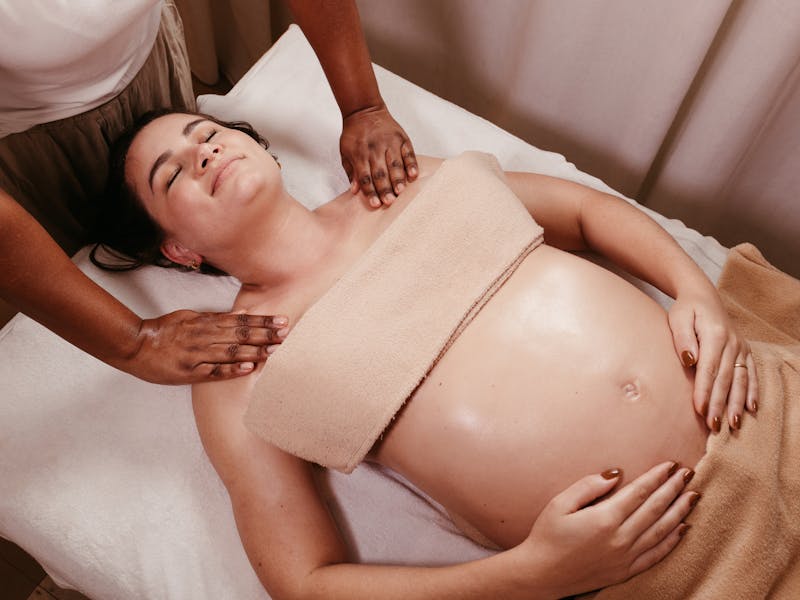 Zwangere vrouw ontvangt een ontspannende zwangerschapsmassage